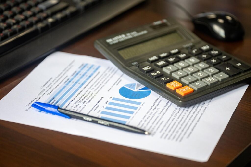 Calculadora sobre un informe financiero con graficos, representando el indice de calculadoras de FinanciasYet